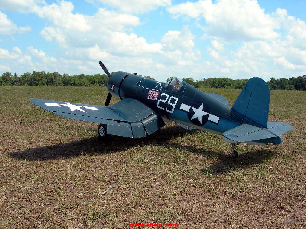 机翼能油压折叠的F4U-1D Corsair