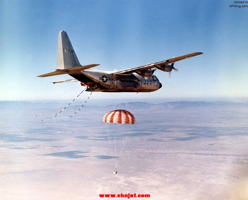 JC-130B_catching_satellite_bucket.jpg