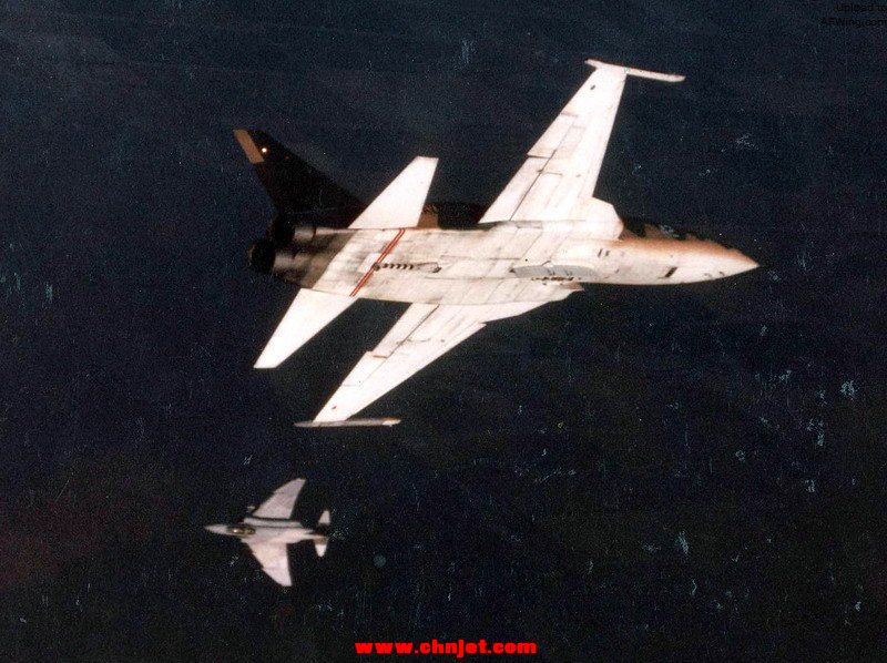 F-5E_and_F-4S_during_air_combat_manuvering_in_1982.jpg