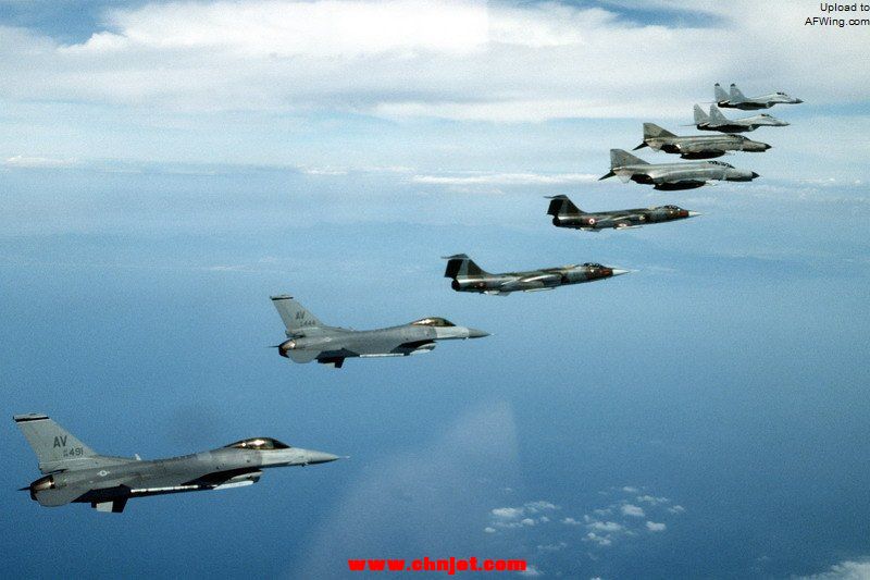 NATO_fighters_1995_F-16_F-104_F-4_MiG-29.jpg