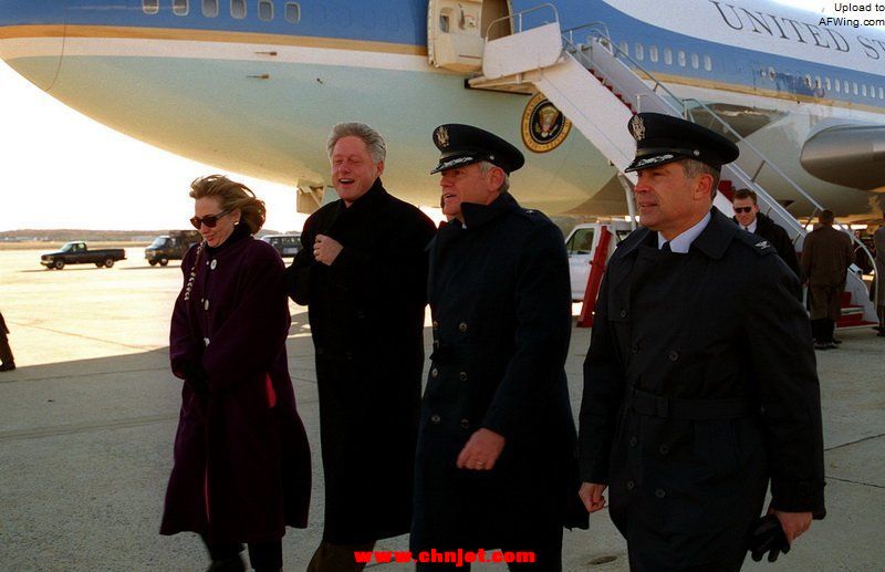 Bill_and_Hillary_Clinton_leaving_Air_Force_One.jpg