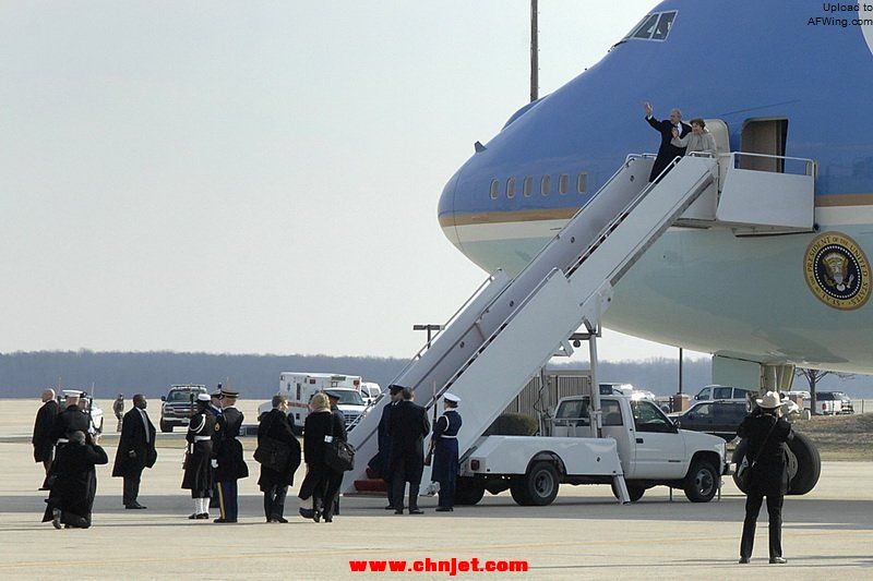 George_&_Laura_Bush_board_Air_Force_One_1-20-09_hires_091220-F-8450N-001a.jpg