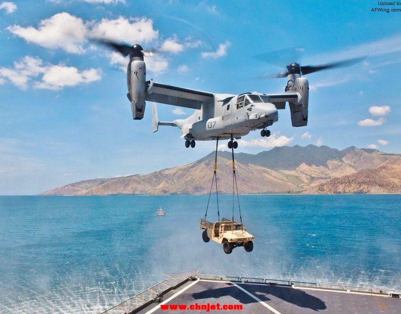 MV-22_conducts_external_lift_from_USNS_Sacagawea.jpg