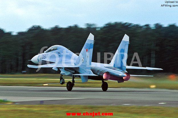 730781-sukhoi-su-27ub-flanker-c-blue-389.jpg