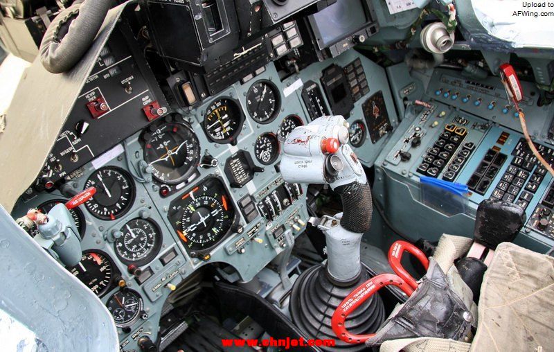 Cockpit_of_Sukhoi_Su-27.jpg