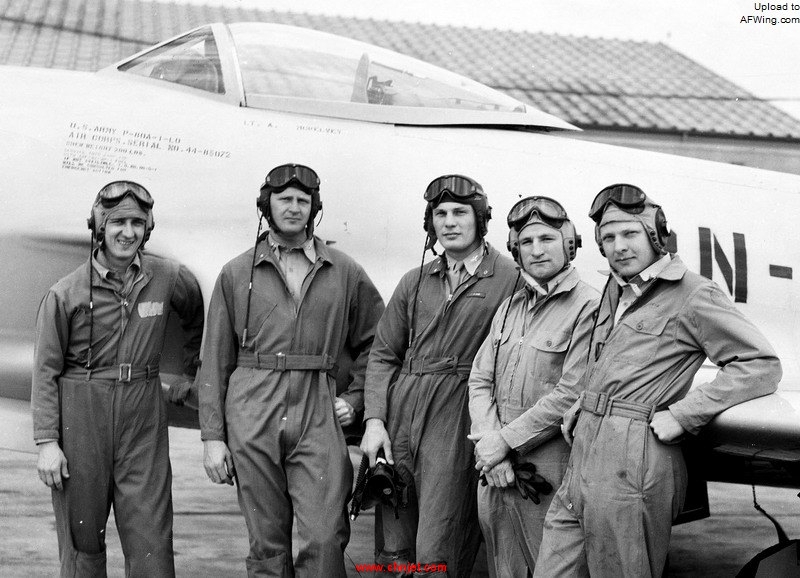 robin-olds-middle-with-other-members-of-the-p-80-demonstration-team-in-1946.jpg