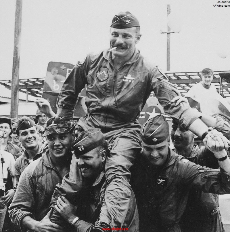Robin_Olds_completes_100th_combat_mission_over_North_Vietnam.jpg