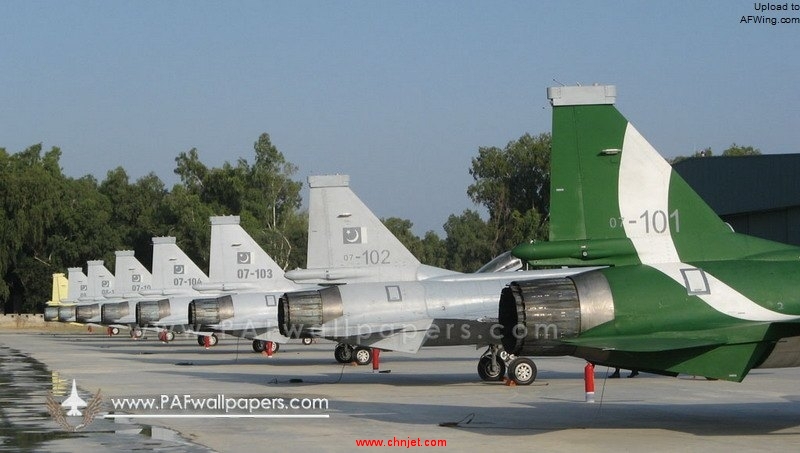 jf-17_thunder_flight_line.jpg