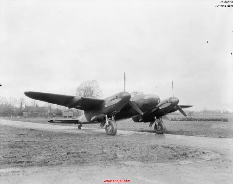 De_Haviland_Mosquito_NF.XIII_with_Mk._VIII_radar_-_CH_14643.jpg