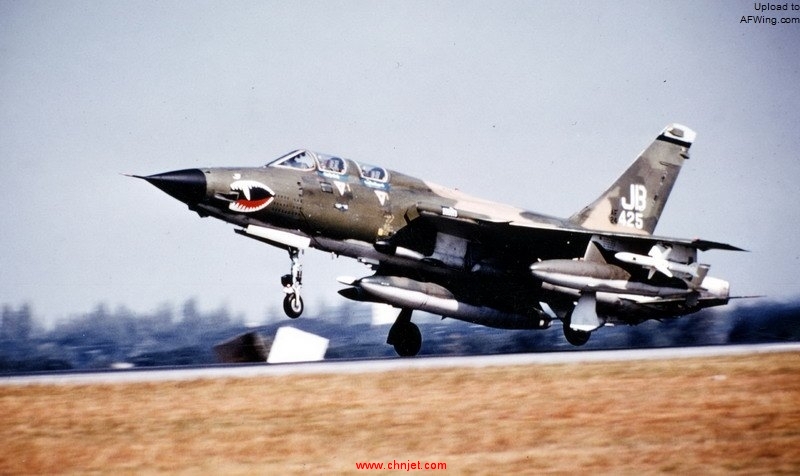 F-105G_taking_off_Korat_Dec_1972.jpg