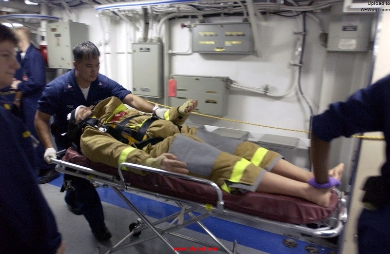 US_Navy_050816-N-8213G-122_Medical_personnel_simulate_an_evacuation_of_a_patient_during_deep_rescue_training_aboard_the_Nimitz-class_aircraft_carrier_USS_Ronald_Reagan_%28CVN_76%29.jpg