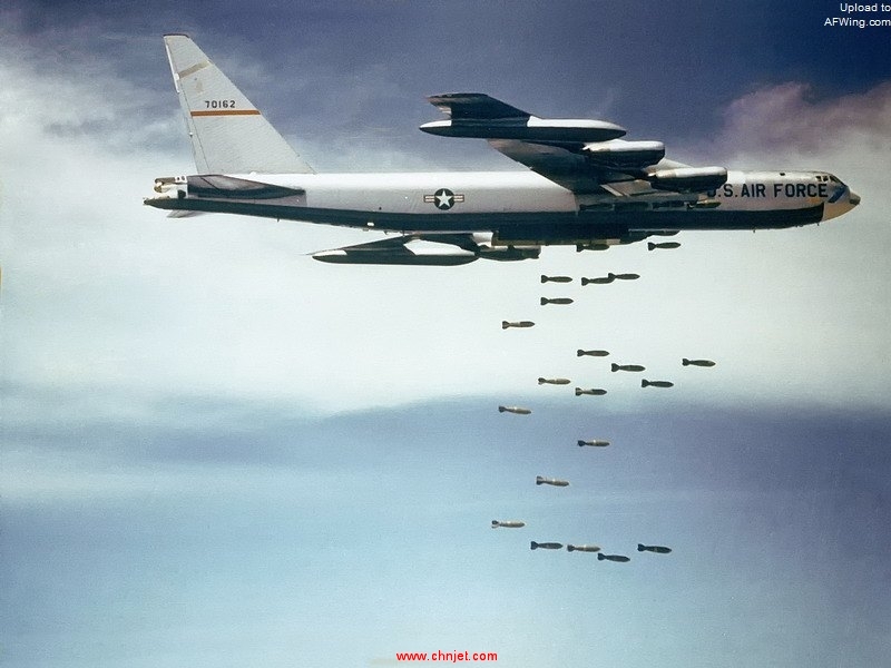 Boeing_B-52_dropping_bombs.jpg