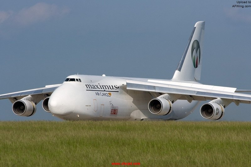 Maximus_Air_Cargo_Antonov_An-124-100_Vanzura.jpg