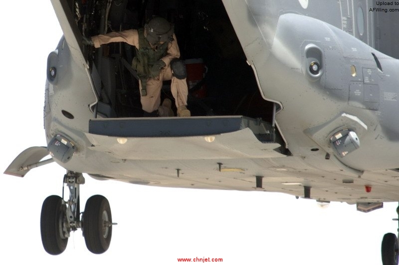 CV-22_Osprey_landing_at_Holloman_AFB_during_filming_of_Transformers_2006-05-26.jpg
