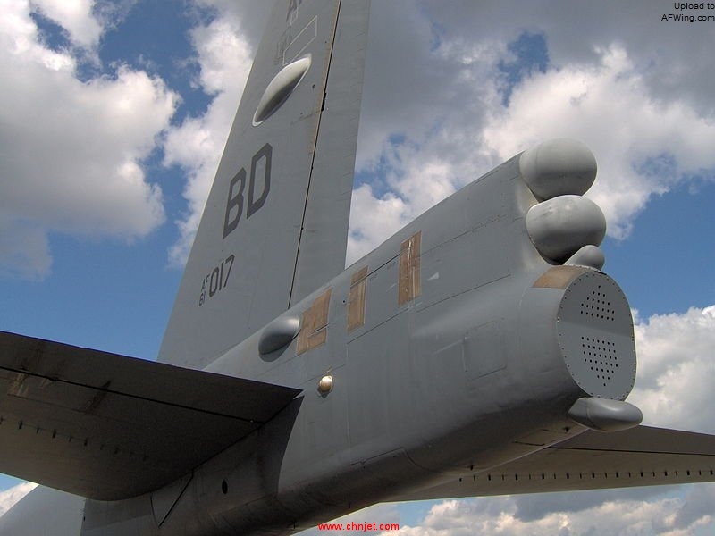 800px-B-52H_tail.jpg