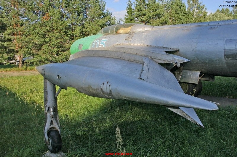 am_yak-25_10.jpg