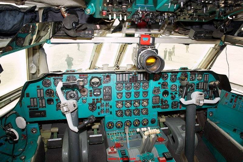 P912FLIGHTDECK.jpg