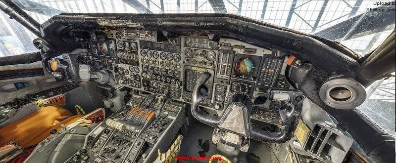 USAFM_North-American-XB-70-Valkyrie-Cockpit_Co-pilot-.jpg