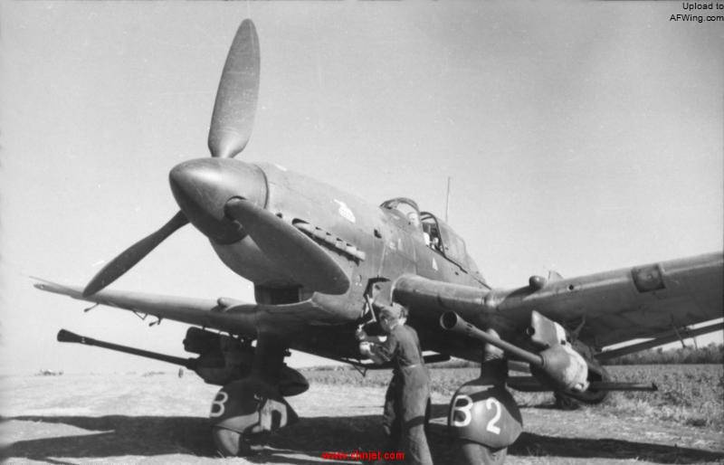 Bundesarchiv_Bild_101I-655-5976-04,_Russland,_Sturzkampfbomber_Junkers_Ju_87_G.jpg