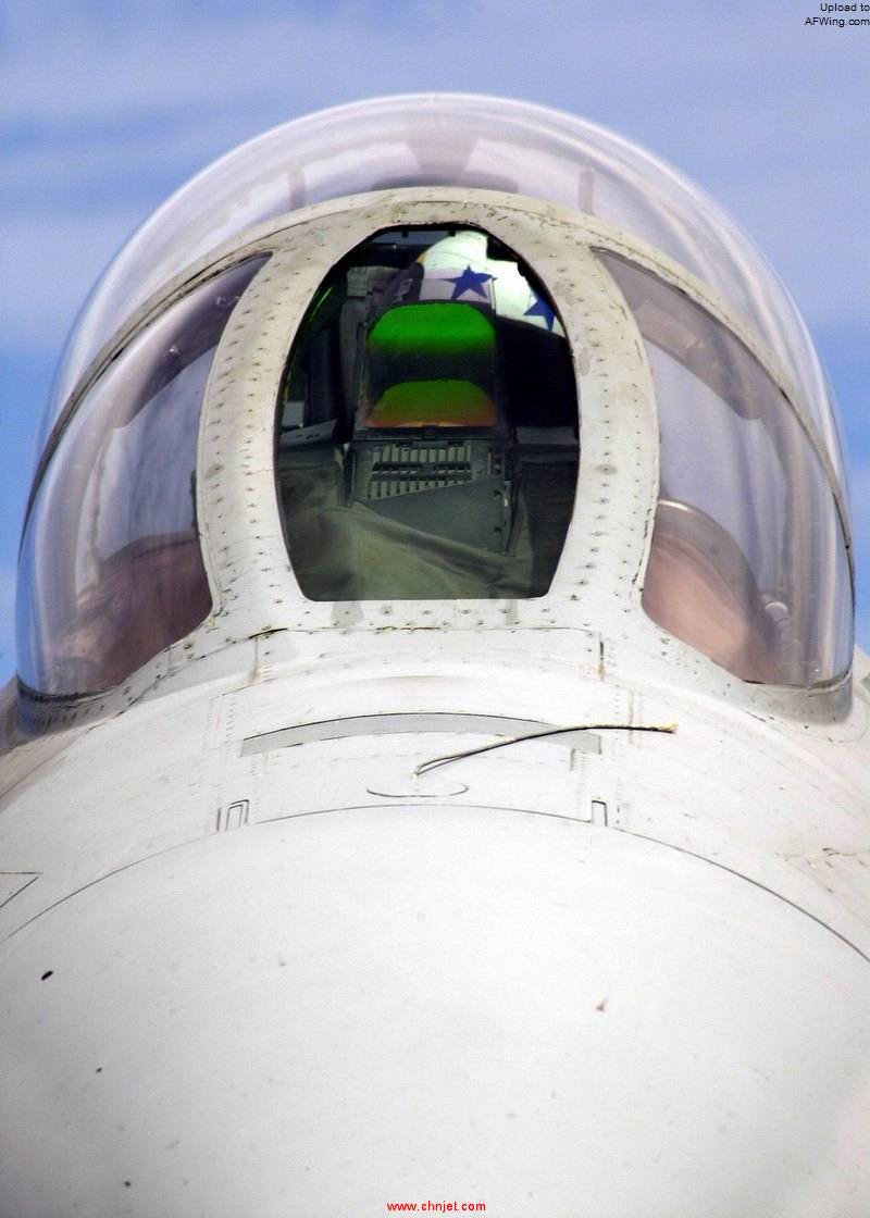 US_Navy_030421-N-0295M-002_A_pilot_looks_through_his_Heads-Up_Display_%28HUD%29_as_he_checks_the_systems_of_his_F-14D_Tomcat.jpg