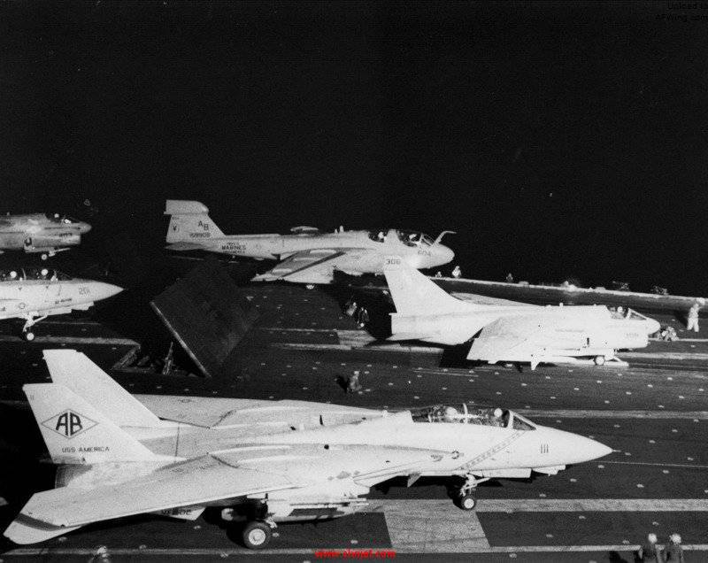 Aircraft_on_USS_America_%28CV-66%29_during_attacks_on_Libya_1986.jpg