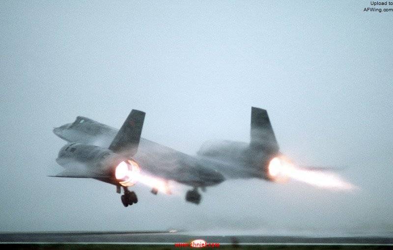 SR-71A_taking_off_with_afterburner_RAF_Mildenhall_1983.jpg