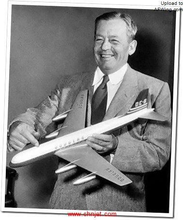 Donald-W.-Douglas-holding-a-prototype-model-of-the-DC-8-circa-1955_thumb.jpg