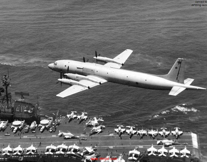 Soviet_Il-38_May_passing_low_over_USS_Midway_(CV-41).jpg