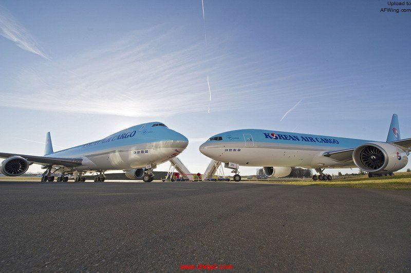 Korean-Air-Cargo-Boeing-747-8F-and-Boeing-777-Freighter.jpg