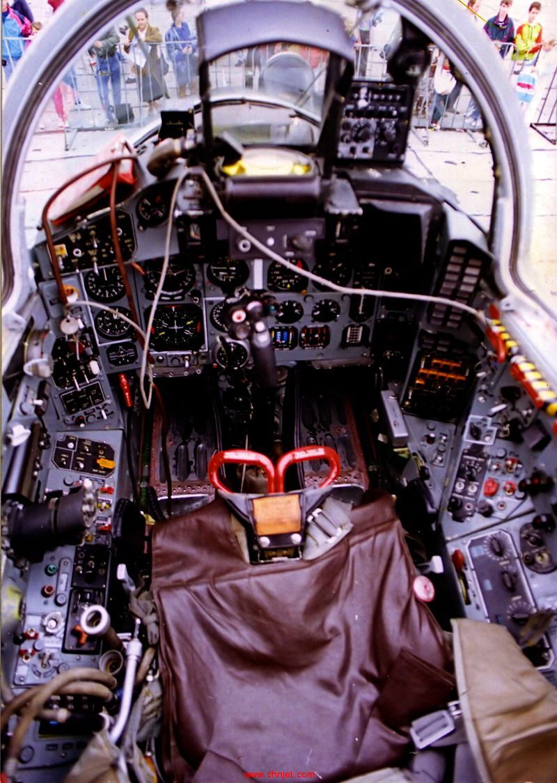 MiG-29_cockpit_3.jpg