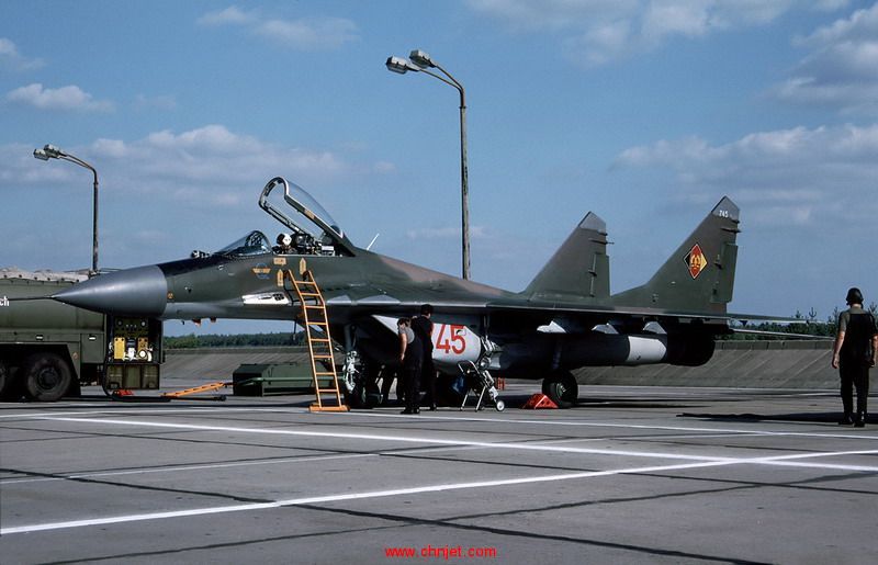 MiG-29_at_Preschen_(East_Germany)_in_1990_(11031979596).jpg