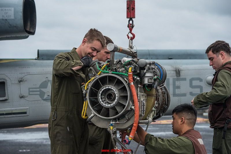 Maintenance_on_GE_T700_engine_aboard_USS_Bonhomme_Richard_(LHD-6)_in_March_2015.jpg