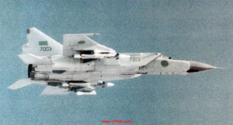 Libyan_MiG-25_in_flight_c1985.jpg