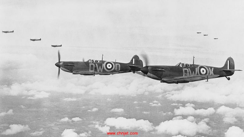 Spitfire_Mk_IA_N3289_DW-K_and_R6595_DW-O_610_Sqn.jpg