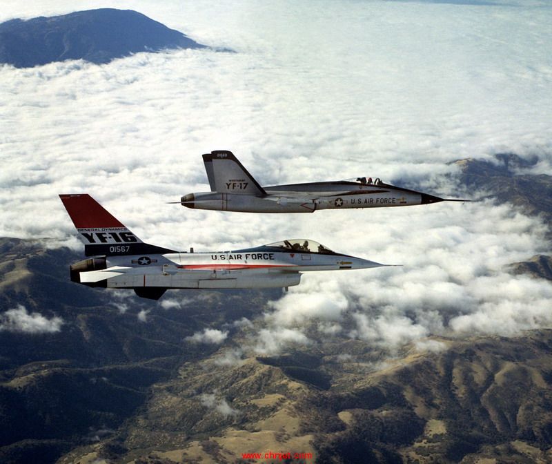 YF-16_and_YF-17_in_flight.jpg