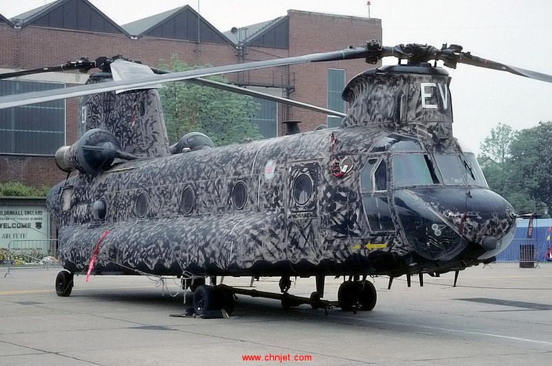 Boeing_Vertol_Chinook_HC1B_(352),_UK_-_Air_Force_AN1721390.jpg