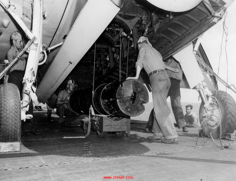 Ordnancemen_load_Mk_10_mines_into_the_bomb_bay_of_a_TBF__VT-16__Lexington1944.jpg